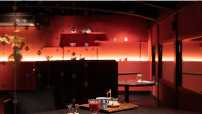 朱色の店内で味わう会席料理
