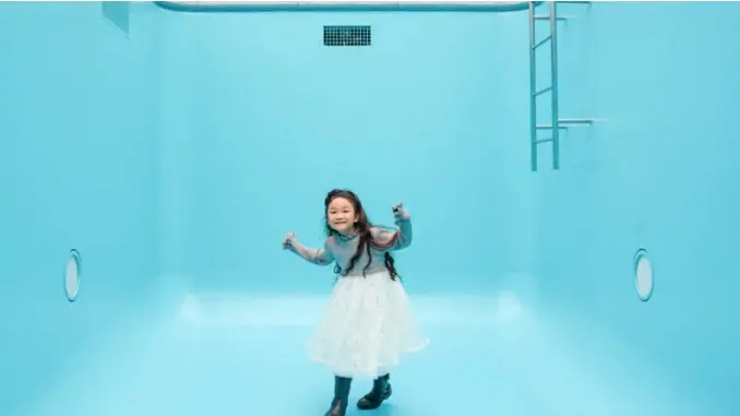 アートな空間で楽しむ子ども