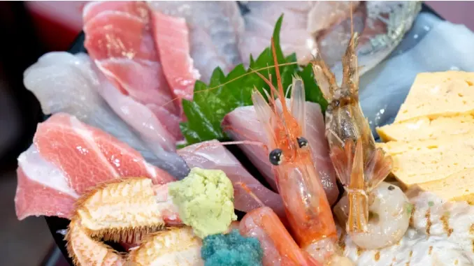 色鮮やかな魚介類の盛り合わせ