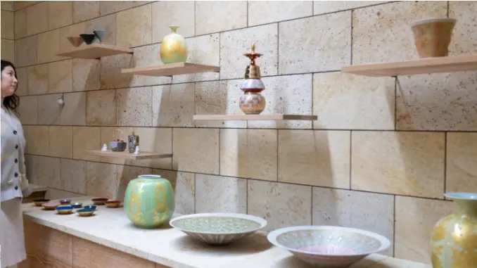 九谷焼の器が並ぶギャラリー