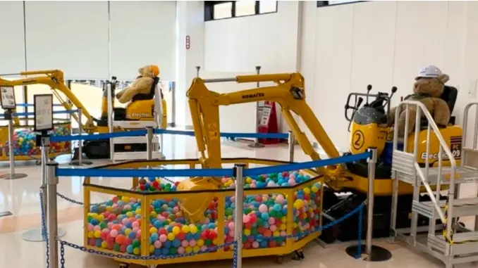 ハート型の窓から庭園を眺める親子