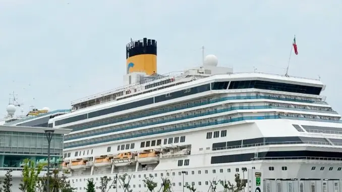 クルーズ船コスタセレーナの全景