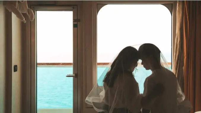 新婚旅行の船室で寄り添う二人