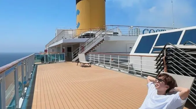 コスタセレーナ号のデッキチェアでくつろぐ