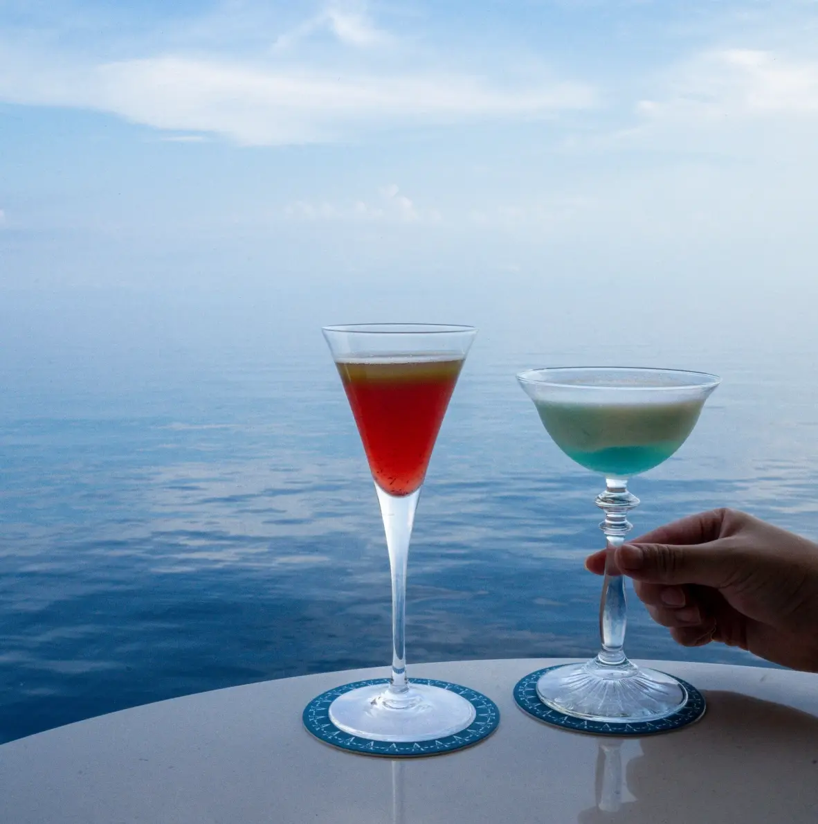 クルーズ船上で楽しむカクテル